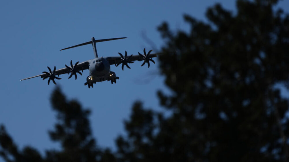 Un avión llega a la base aérea británica RAF Akrotiri, cerca de Limassol, Chipre, el jueves 5 de marzo de 2026.