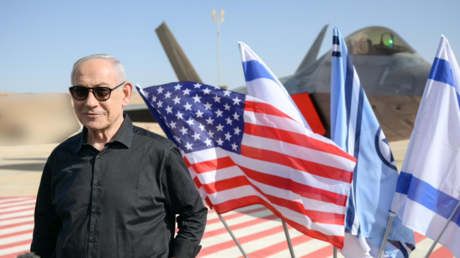 Netanyahu manda un mensaje con un avión F-22 estadounidense de fondo