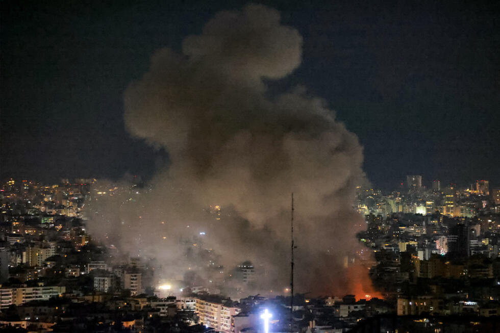 Una nube de humo se eleva desde el lugar de un ataque aéreo israelí contra los suburbios del sur de Beirut el 5 de junio de 2025. Al menos tres ataques aéreos alcanzaron los suburbios del sur de Beirut a última hora del 5 de junio, después de que el ejército israelí advirtiera a los residentes que se marcharan antes de atacar los emplazamientos subterráneos de drones de Hezbolá.