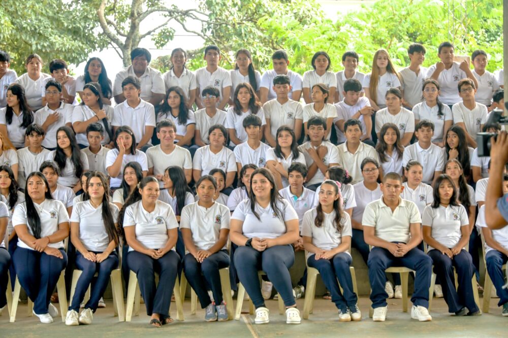 Estudiantes de la unidad educativa Hermann Gmeiner en Santa Cruz, donde se hizo el lanzamiento de la campaña contra el sarampión. Foto: Ministerio de Salud.