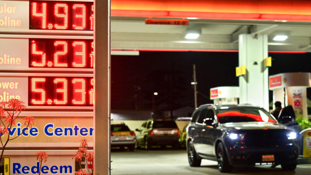 Los precios de la gasolina suben en EEUU