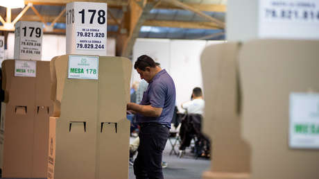 Colombia elige a sus legisladores en una crucial jornada electoral