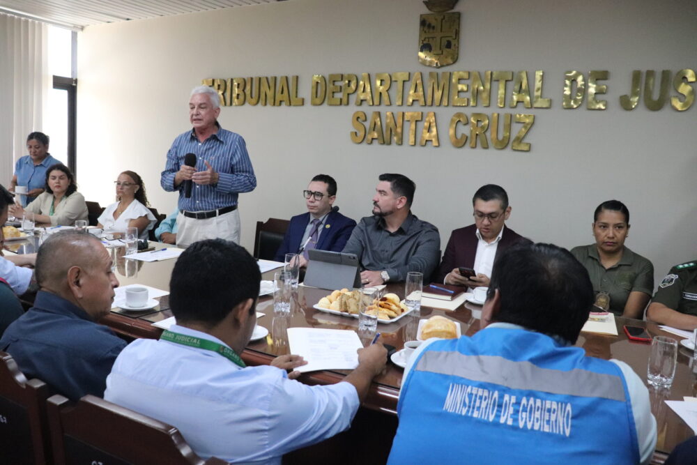 Reunión entre diferentes organizaciones para organizar jornada de descongestionamiento en cárceles de Santa Cruz. Foto: Fiscalía General del Estado.