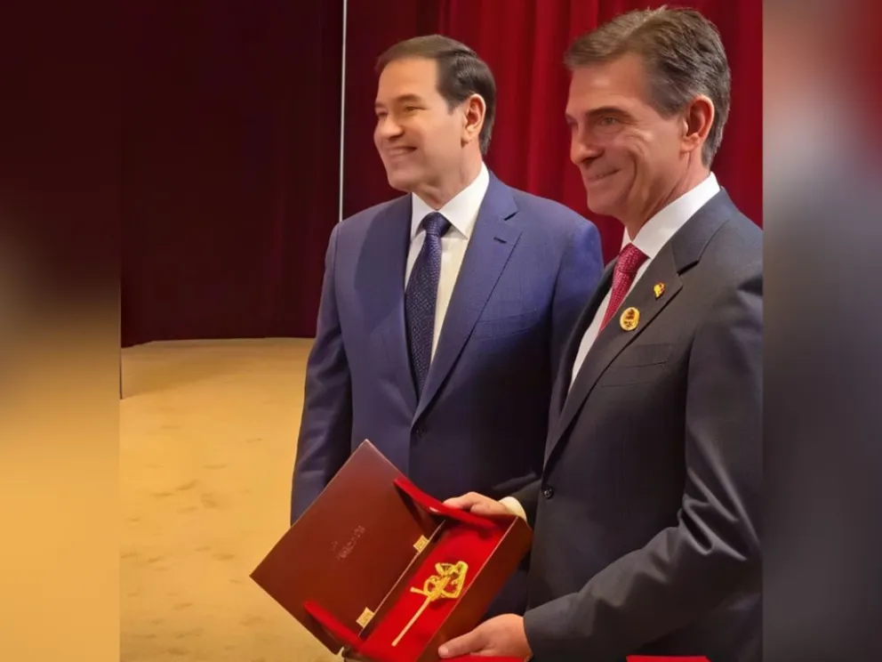 El secretario de Estado de EEUU, Marco Rubio, y el presidente Rodrigo Paz en la entrega de la reliquia de la familia Paz. Foto: Captura de imagen