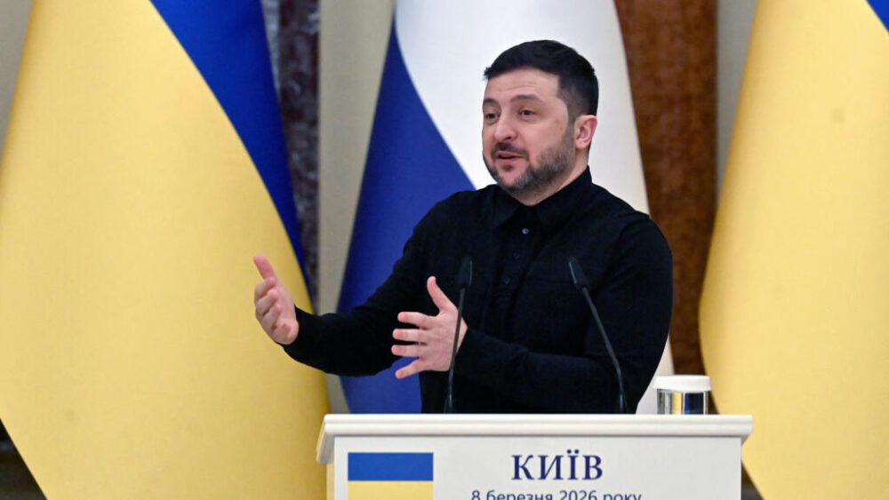 El presidente ucraniano Volodimir Zelenski habla durante una conferencia de prensa con el primer ministro holandés tras las conversaciones mantenidas en el palacio Mariinsky de Kiev, el 8 de marzo de 2026.