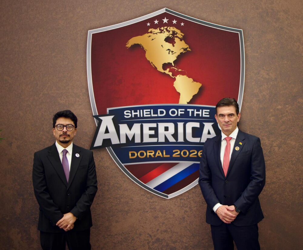 El canciller Fernando Aramayo (Izq.) y el presidente Rodrigo Paz (Der.) en la cumbre en Estados Unidos. Foto: DIRCOM Bolivia.