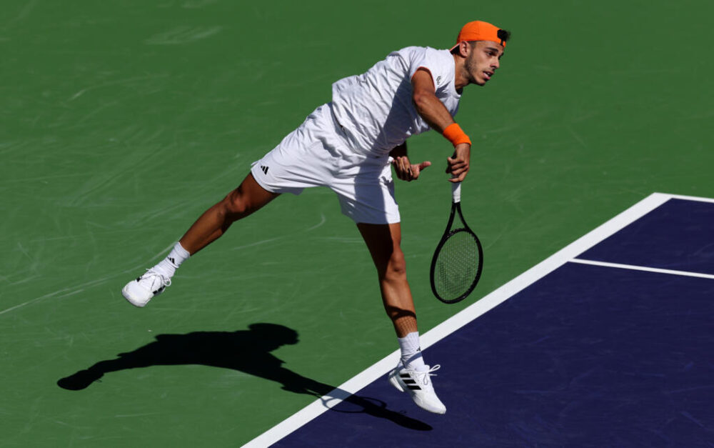 Francisco Cerúndolo sirve durante su derrota ante Jack Draper en Indian Wells el 9 de marzo de 2026
