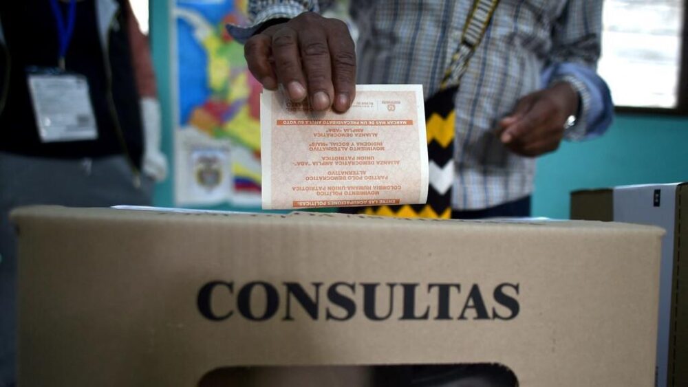 Archivo. Un indígena vota en un colegio electoral durante las elecciones parlamentarias, en Toribio, departamento del Cauca, Colombia, el 13 de marzo de 2022.