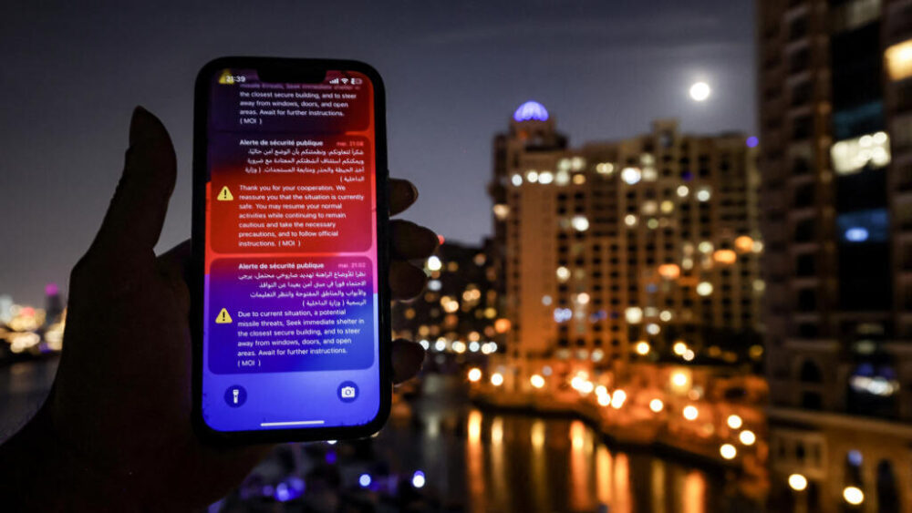 Una alerta emitida por el Ministerio del Interior de los Emiratos Árabes Unidos advierte a los habitantes de Dubái y Abu Dabi de un posible ataque con misiles iraníes en Dubái el 5 de marzo de 2026.