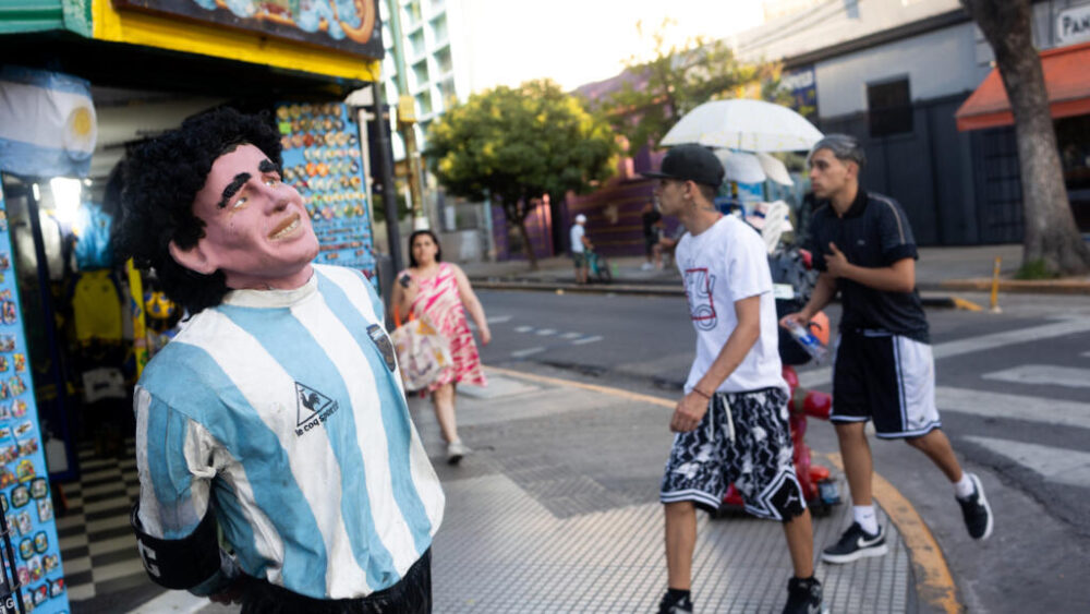 Una figura del fallecido futbolista argentino Diego Armando Maradona, fotografiada en el barrio La Boca de Buenos Aires el 2 de enero de 2026