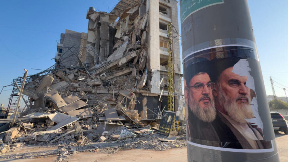 Retratos del difunto líder de Hezbolá, Sayyed Hassan Nasrallah, y del difunto fundador revolucionario iraní, el ayatolá Jomeini, se ven frente a un edificio destruido que albergaba una sucursal de Al-Qard Al-Hassan, una institución financiera no bancaria dirigida por Hezbolá, que fue alcanzada por un ataque aéreo israelí en Dahiyeh, en los suburbios del sur de Beirut, Líbano, el martes 10 de marzo de 2026.