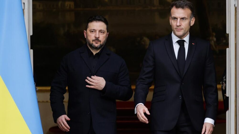 El presidente ucraniano Volodimir Zelenski se dirige junto a su homólogo francés Emmanuel Macron a la rueda de prensa conjunta, tras su reunión del 13 de marzo de 2026 en el Elíseo, en París.