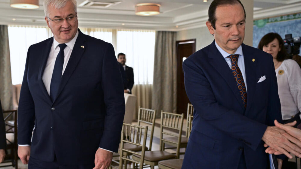 El canciller de Ucrania, Andrii Sybiha (I), junto a su par panameño, Javier Martínez-Acha, en Ciudad de Panamá, el 13 de marzo de 2026