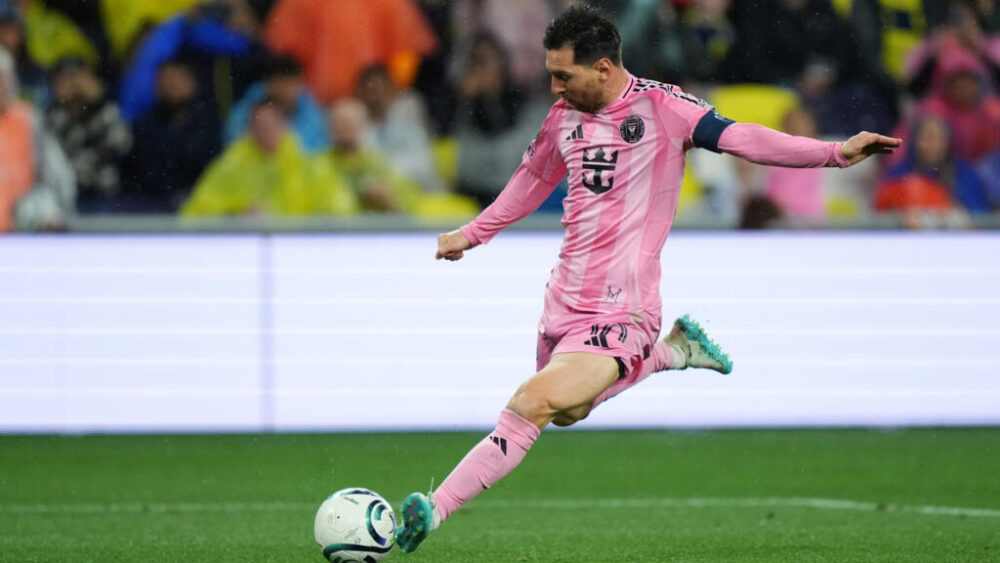 Lionel Messi dispara a puerta en el partido entre Inter Miami y Nashville en Copa de Campeones de la Concacaf el 11 de marzo de 2026