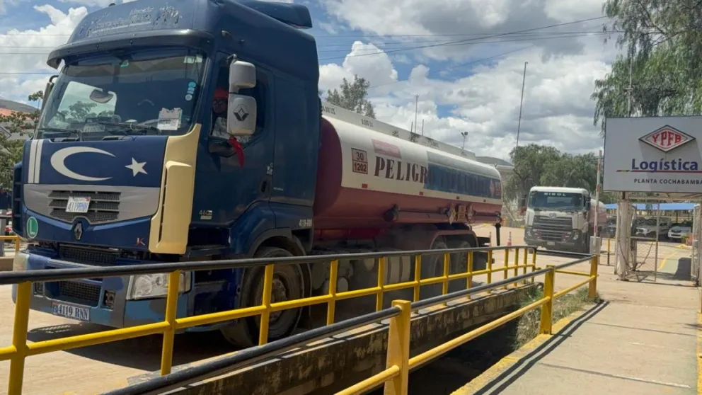 “Este sábado estamos despachando 2 millones de litros y para este domingo estamos proyectando 1,6 millones de litros. Con este volumen garantizamos el abastecimiento de gasolina”. Foto YPFB