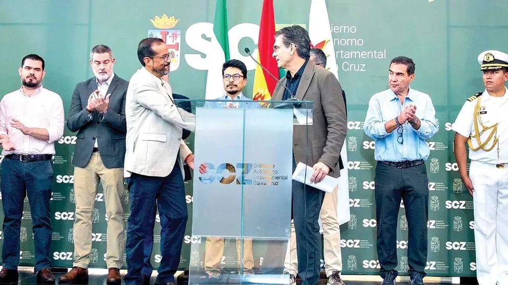 El presidente Rodrigo Paz y el gobernador Luis Fernando Camacho./ GOBERNACIÓN DE SANTA CRUZ