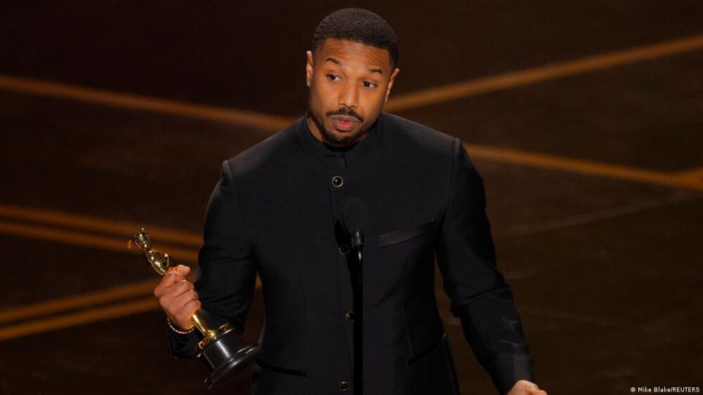 Michael B. Jordan se llevó el Óscar a mejor actor por interpretar a dos gemelos que enfrentan el mal en la fábula racial vampiresca "Pecadores". Michael B. Jordan se llevó el Óscar a mejor actor por interpretar a dos gemelos que enfrentan el mal en la fábula racial vampiresca "Pecadores".