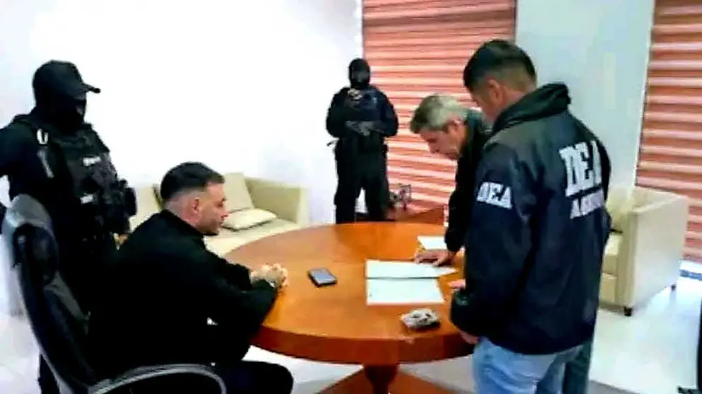 Tras ser capturado en Santa Cruz, agentes de la DEA toman la declaración al narcotraficante uruguayo Sebastián Marset./ CORTESÍA