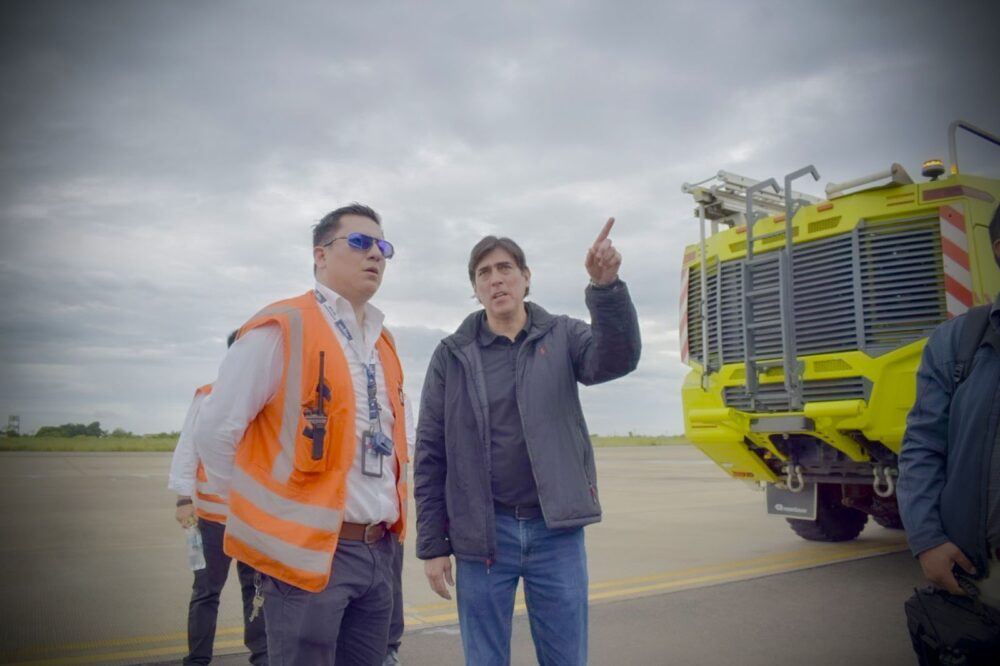 El ministro de Obras Públicas, Mauricio Zamora, en el Aeropuerto Internacional Capitán Aníbal Arab Fadul. Foto: MOPSV.