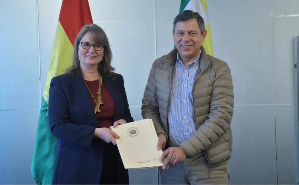 La coordinadora residente de Naciones Unidas en Bolivia, Anna Martinent-Pont, y el presidente del Senado, Diego Ávila. (Foto: Senado).