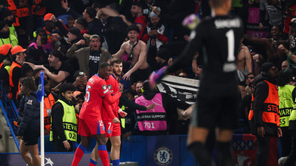 El atacante georgiano del París Saint-Germain Kvicha Kvaratskhelia (centro) celebra su gol contra el Chelsea junto a su compañero Nuno Mendes (izquierda) en el partido de vuelta de octavos de final de Champions, el 17 de marzo de 2026 en el estadio Stamford Bridge, en Londres