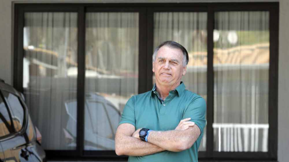 El expresidente brasileño Jair Bolsonaro, en el garaje de su residencia de Brasilia, el 11 de septiembre de 2025