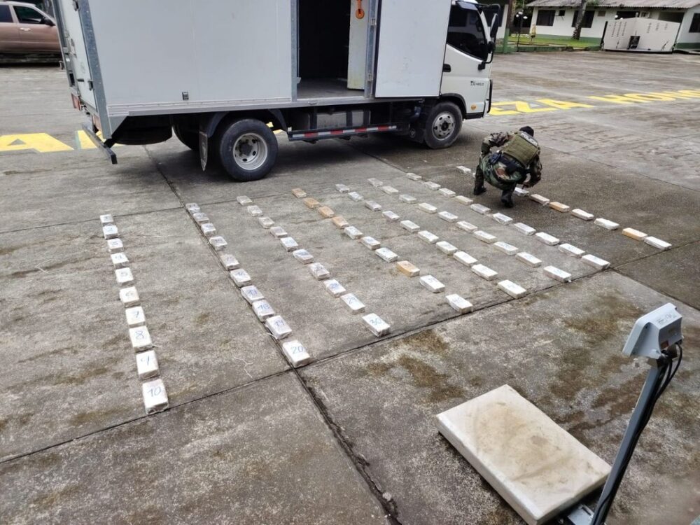 Caen cinco personas tras el hallazgo de más de 82 kilos de droga en un camión cargado con papel higiénico- Caen cinco personas tras el hallazgo de más de 82 kilos de droga en un camión cargado con papel higiénico