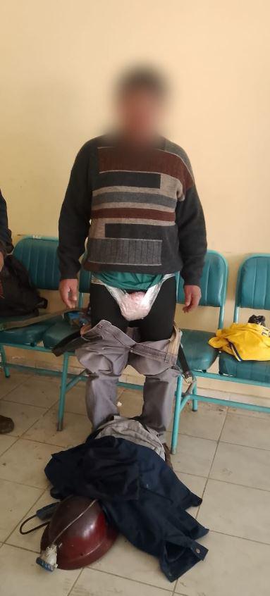 Uno de los sujetos llevaba ropa con el logo de la empresa