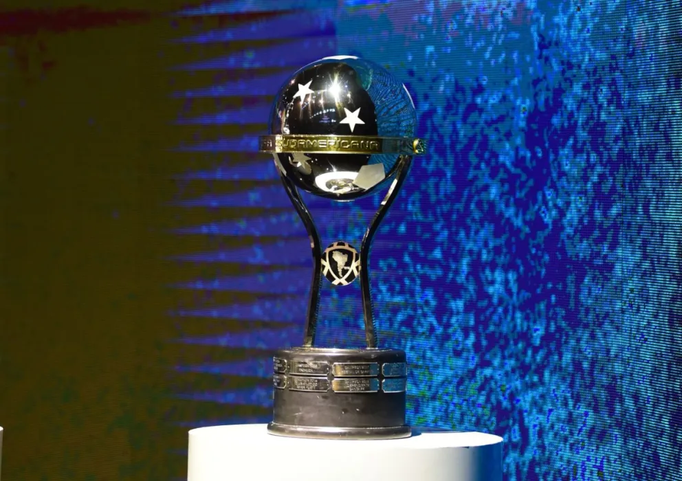 El trofeo de la Copa Sudamericana. Foto: Conmebol.