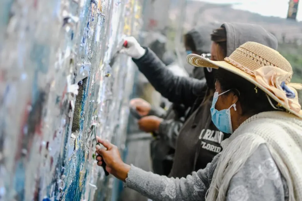 Los partidos políticos deben limpiar las paredes, postes y otros espacios donde se colocó propaganda política. FOTO: GAMLP