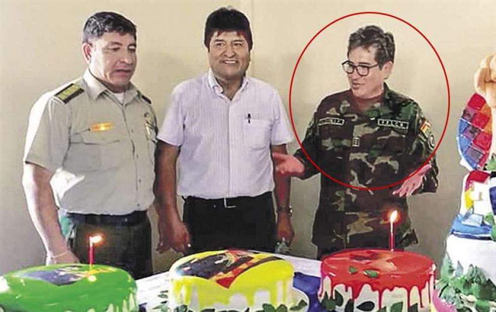 Maximiliano Dávila (d) en una aparición con Evo Morales.