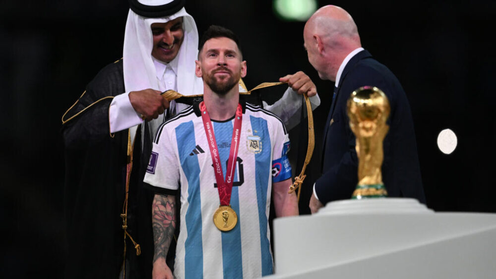 El emir Sheikh Tamim bin Hamad al-Thani (izquierda) coloca una abaya a Lionel Messi (centro) después del título de Argentina en el Mundial de Catar 2022. En Lusail (al norte de Doha), el 18 de diciembre de 2022