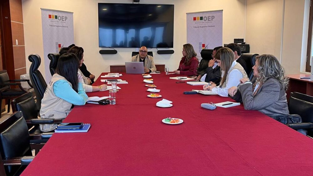 Autoridades del Órgano Electoral reunidos con representantes de la misión de observación de la OEA. Foto: TSE