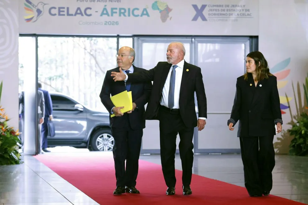 El presidente de Brasil, Luis Inácio Lula da Silva (c) reacciona junto al ministro de Relaciones Exteriores, Mauro Vieira. Foto: EFE