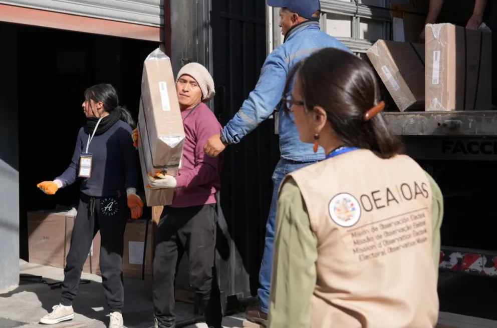 Una integrante de la misión de la OEA realiza su labor. Foto: OEA