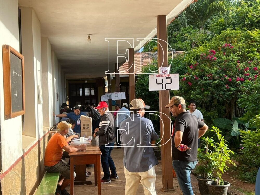 En las provincias, la población acude de forma masiva y tranquila a emitir su voto