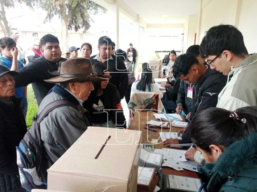 En las provincias, la población acude de forma masiva y tranquila a emitir su voto