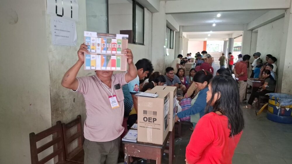 En las provincias, la población acude de forma masiva y tranquila a emitir su voto