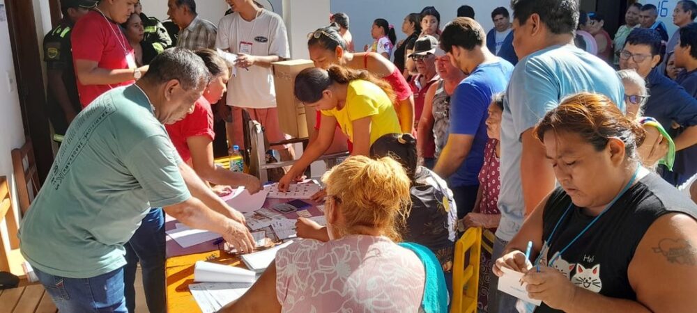 En las provincias, la población acude de forma masiva y tranquila a emitir su voto