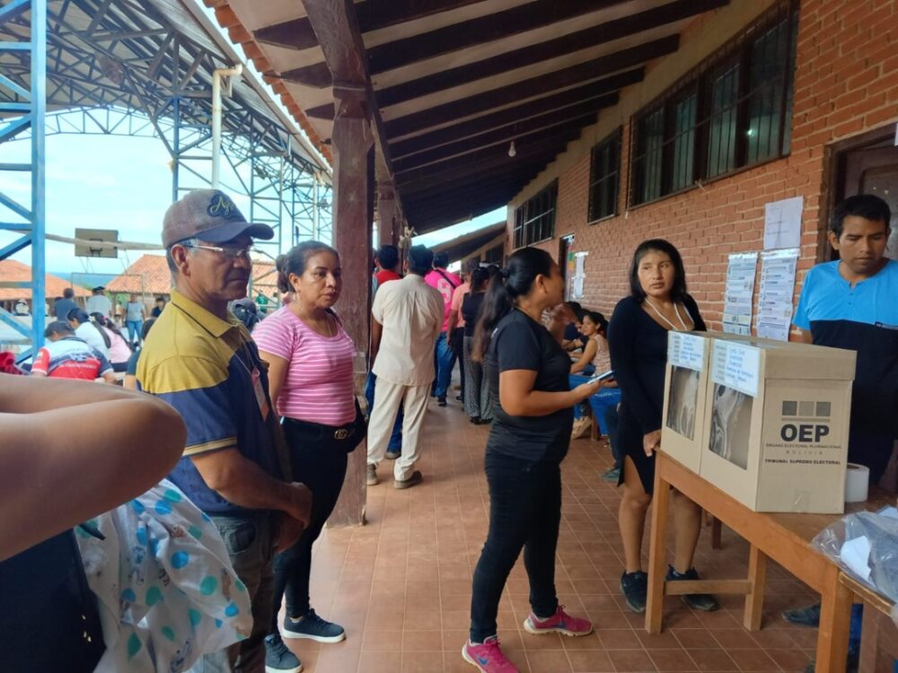 En las provincias, la población acude de forma masiva y tranquila a emitir su voto