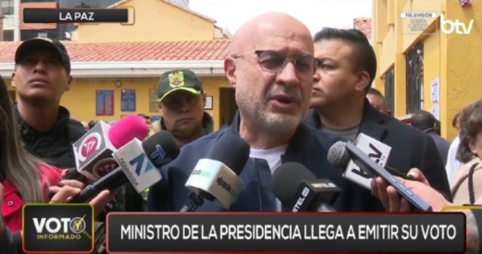 El ministro de la Presidencia, José Luis Lupo, en contacto con la prensa, tras emitir su voto. Imagen: Captura Bolivia Tv.