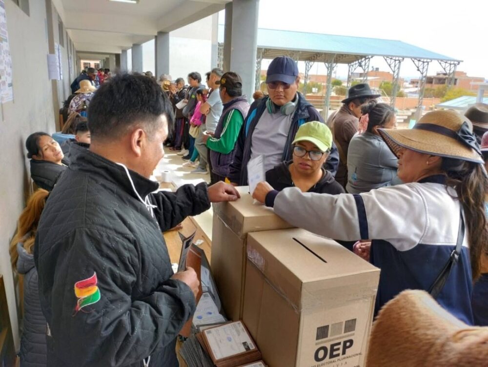 Oruro registra una jornada de votación con masiva asistencia en recintos electorales