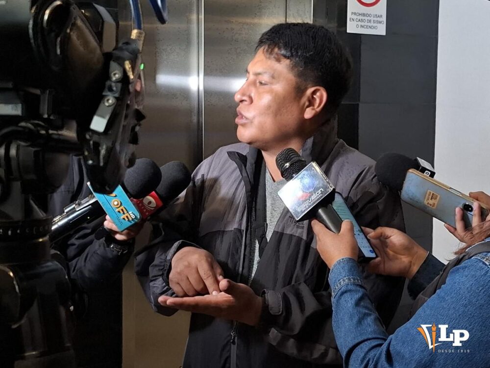 El diputado Macedonio Vargas en conferencia de prensa