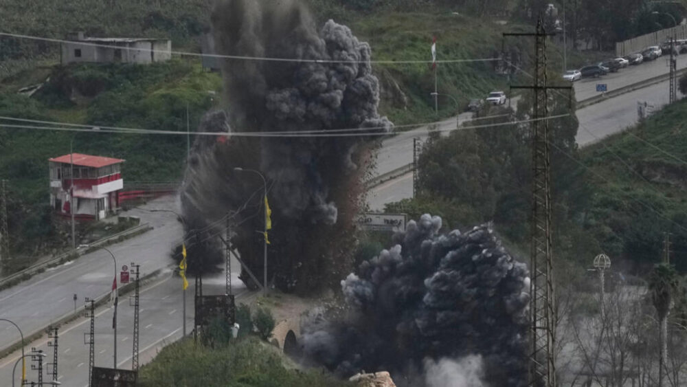El puente de Qasmiyeh, cerca de la ciudad de Tiro, en el Líbano, tras ser bombardeado por el ejército israelí el 22 de marzo de 2026.