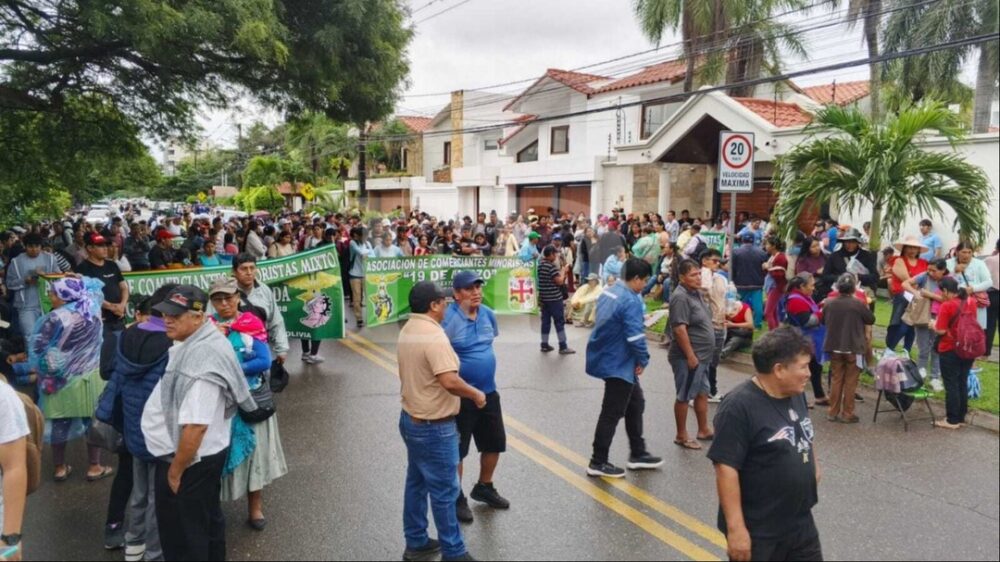 Gremiales marchan hasta la casa de Jhonny Fernández por falta de servicios en la Nueva Ramada- Gremiales marchan hasta la casa de Jhonny Fernández por falta de servicios en la Nueva Ramada