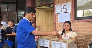 EVO MORALES EMITE SU VOTO EN EL TRÓPICO DE COCHABAMBA Y PIDE UNA JORNADA ELECTORAL PACÍFICA El expresidente Evo Morales Ayma acudió la mañana de este domingo a su recinto de votación