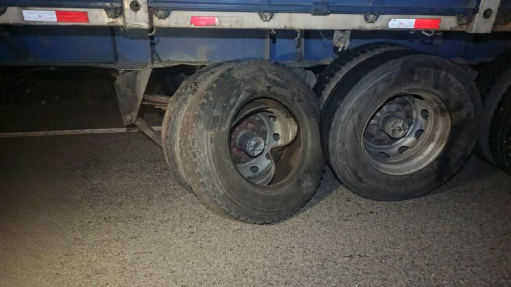 El camión muestra averías en las llantas