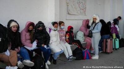 México: Encuentran a 229 migrantes en un tráiler en Veracruz