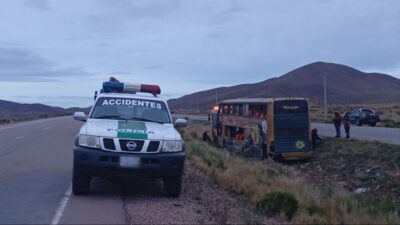 «Se robaron nuestras valijas»: Accidente de bus en Caracollo deja varios heridos