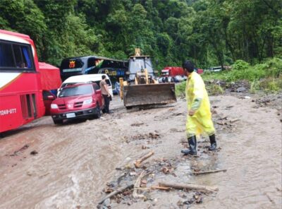Rehabilitan el paso vehicular en la carretera nueva Santa Cruz – Cochabamba